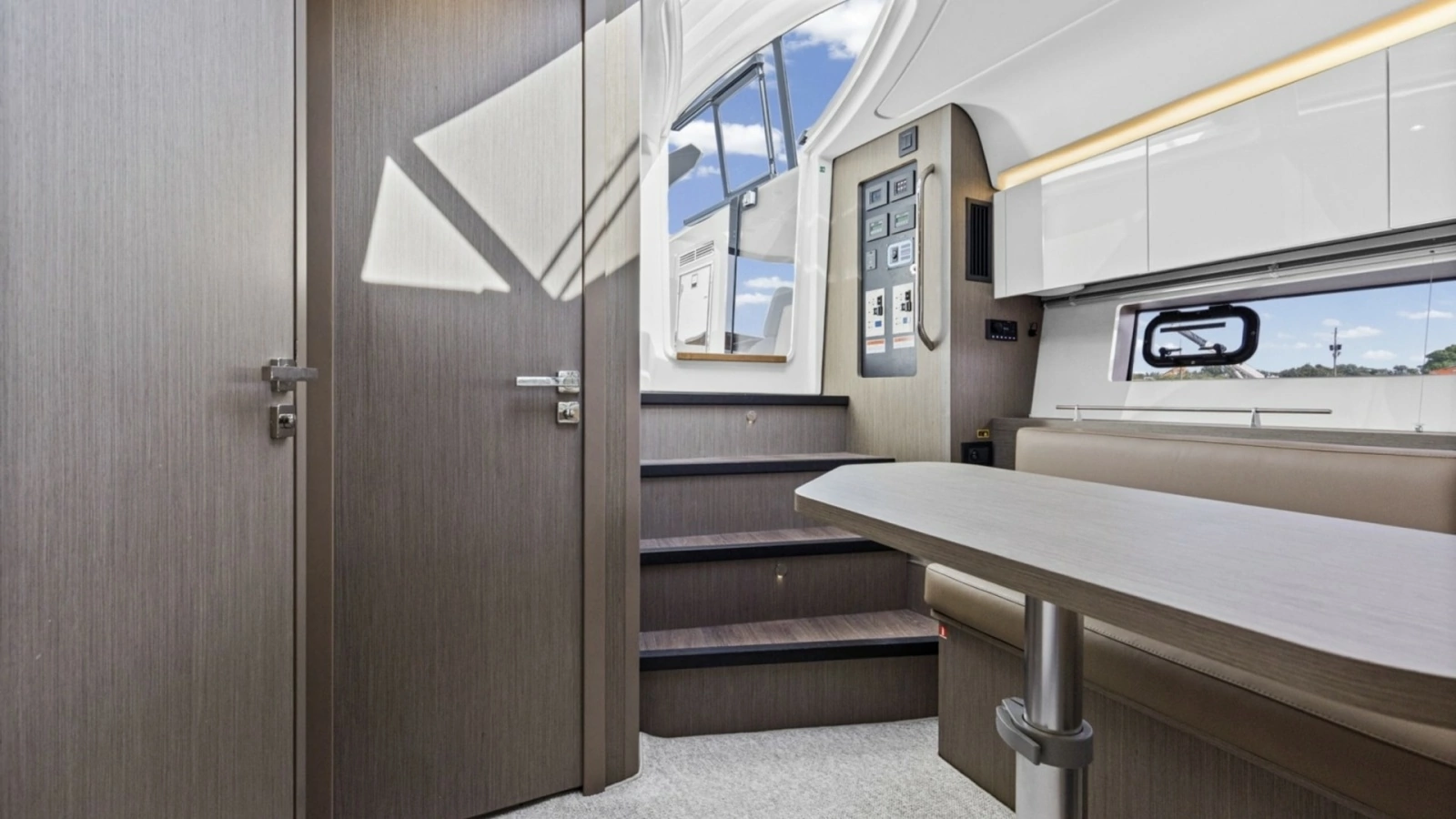 2022 Beneteau 41 Grand Turismo War Downs Eagle Dinette (3)