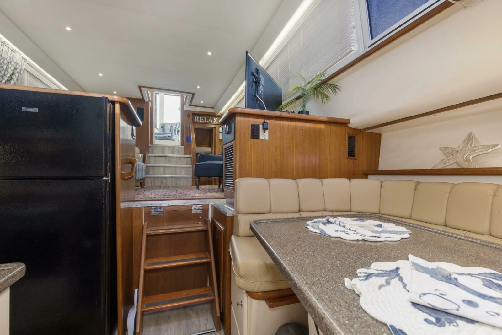 1997 44 Carver 445 Zodiac Gypsea Dinette