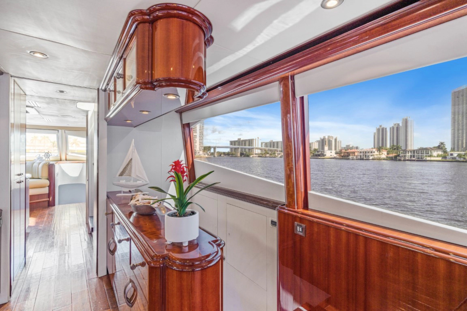 2004 Lazzara Yachts 80 Open Fly