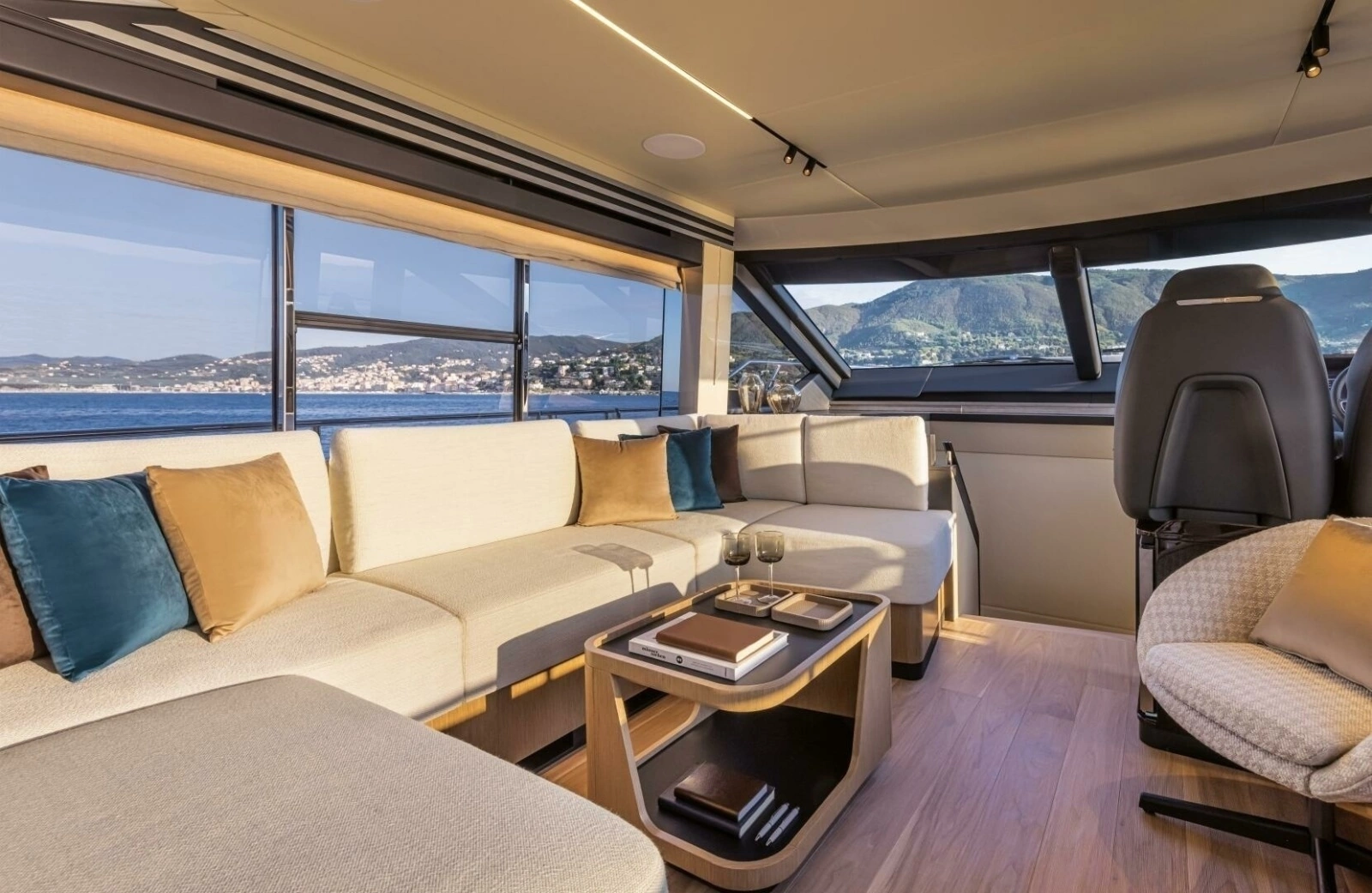 2027 60 Absolute Flybridge - Salon