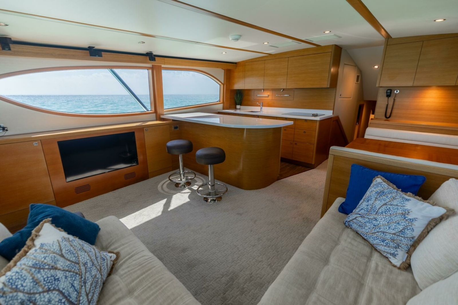 60' 2016 Hatteras GT60