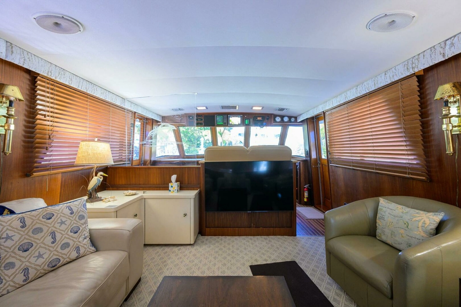 Hatteras 63 - Phantom - Salon Seating and TV