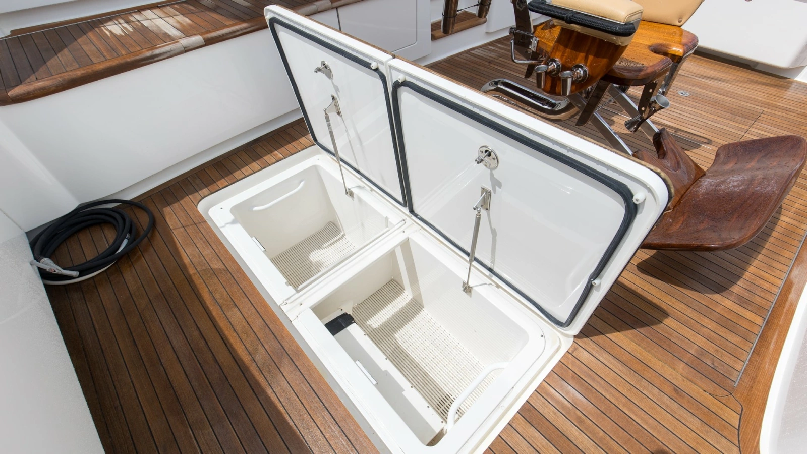 2017 72 Viking Enclosed Bridge Share-E Rear Deck (12)