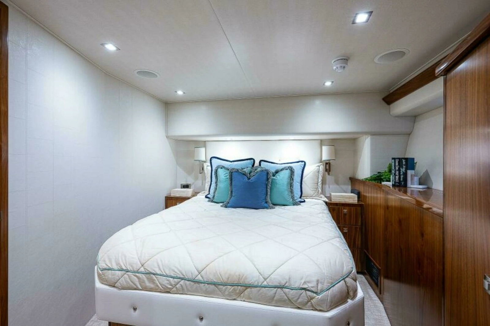 Viking 75 MIRAGE - Port Guest Stateroom