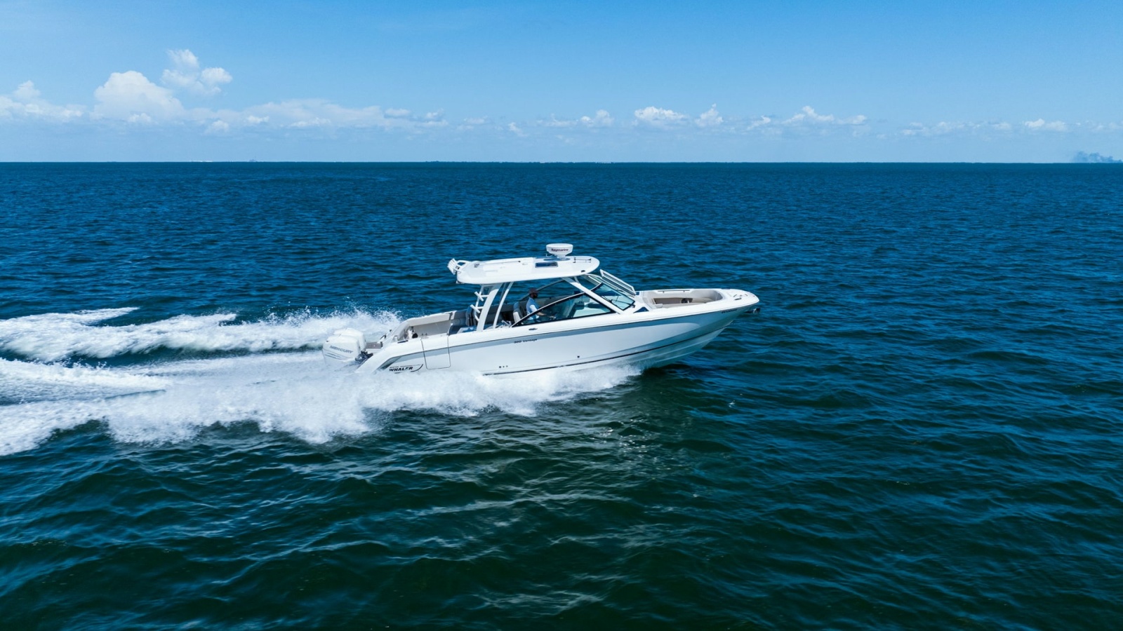 Boston Whaler 320 Vantage in Motion