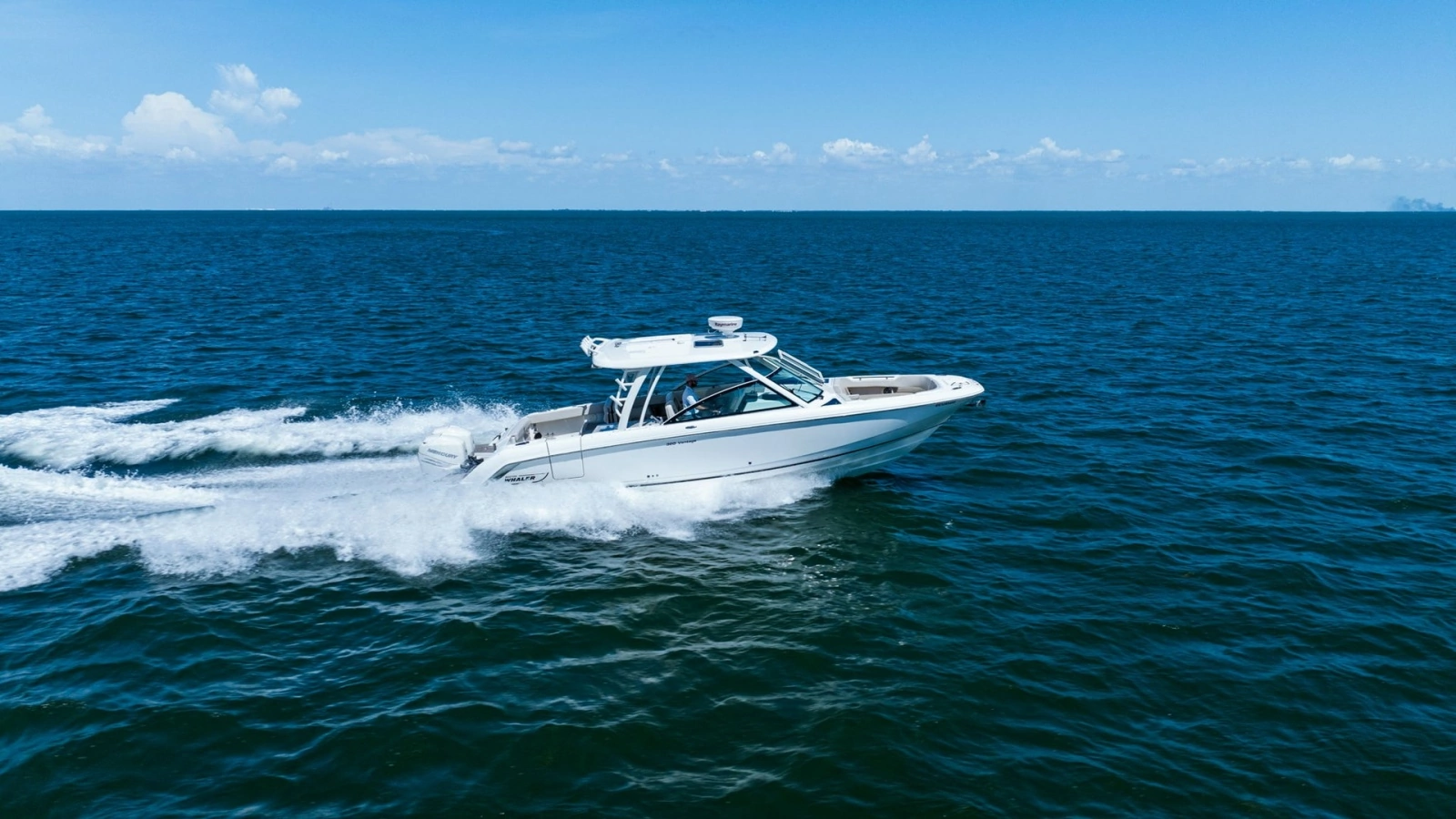 Boston Whaler 320 Vantage in Motion