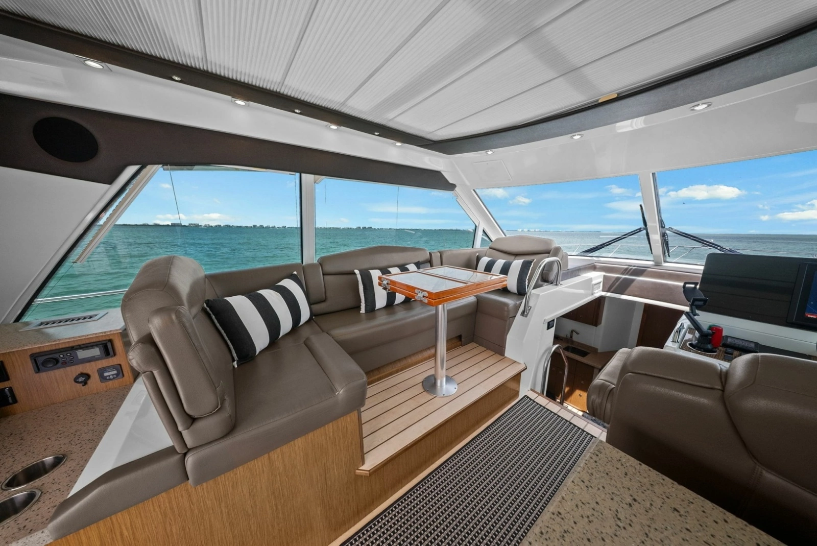 2014 Cruisers Yachts 48 Cantius