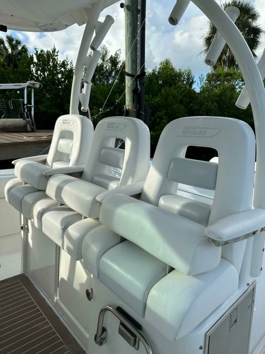 Boston Whaler 37 Outrageous - Helm Seating