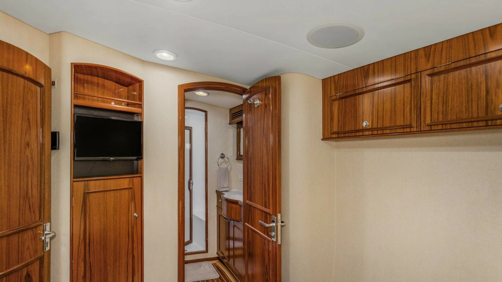 30_2827464_2005_76_whiticar_enclosed_bridge_badonkadonk_starboard_stateroom_1