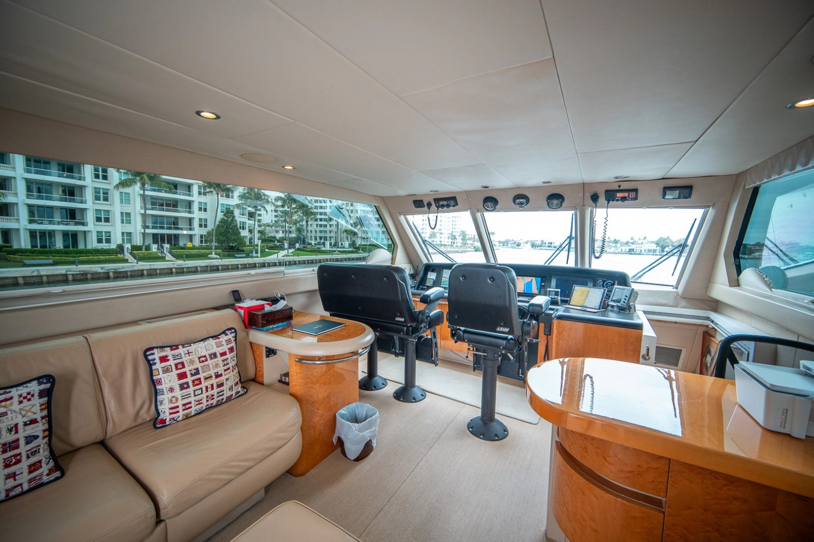 2000 Lazzara Yachts Skylounge