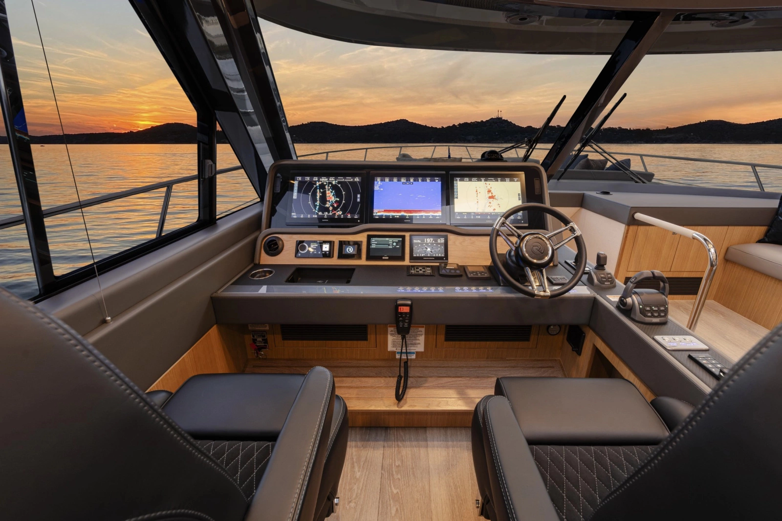 585 SUV 58ft Riviera Yacht For Sale