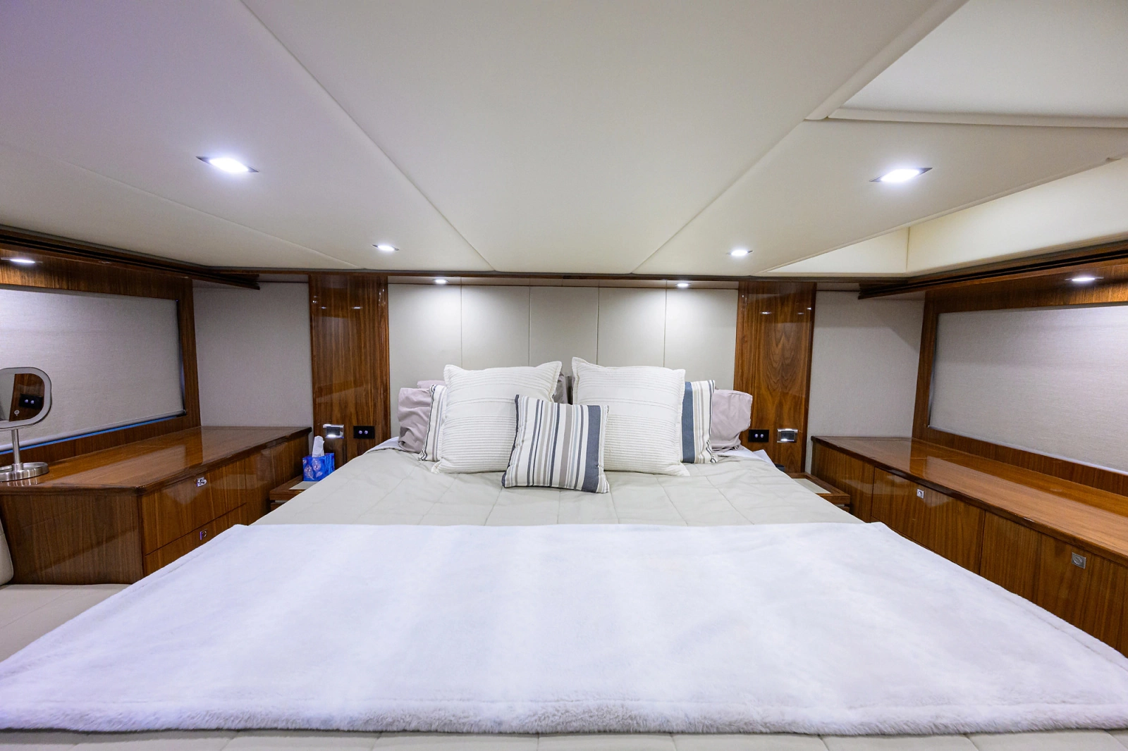2019 Riviera 5400 Sport Yacht