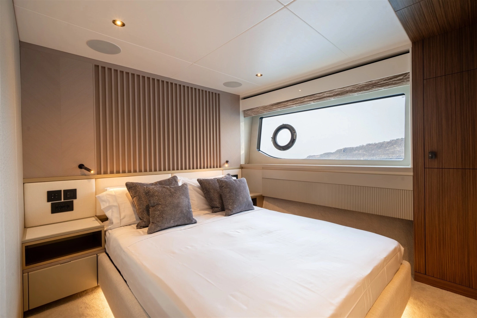 82 OCEAN ENCLOSED 82ft Sunseeker Yacht For Sale