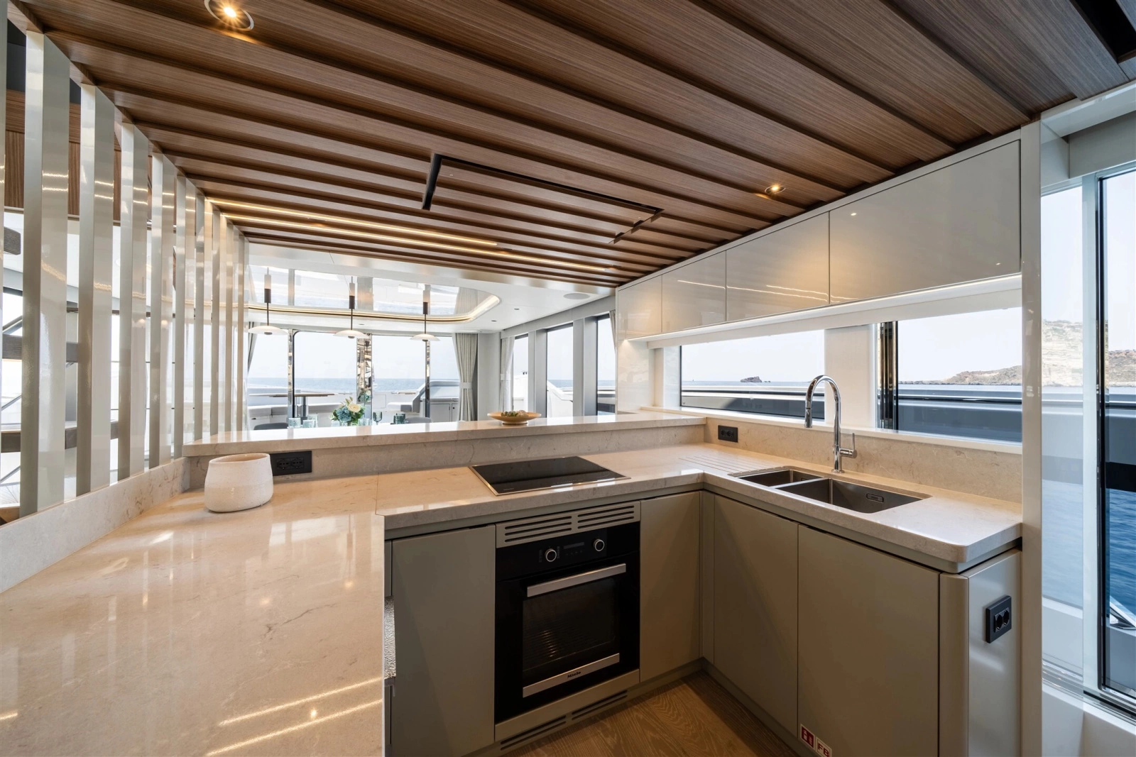 82 OCEAN ENCLOSED 82ft Sunseeker Yacht For Sale