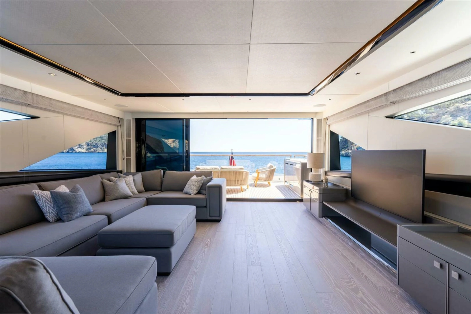 90 OCEAN ENCLOSED 90ft Sunseeker Yacht For Sale