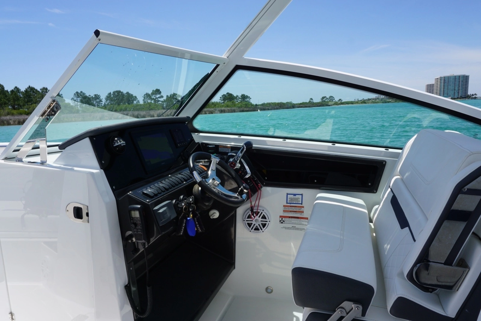 2023 27 Blackfin 272 DC Helm (6)