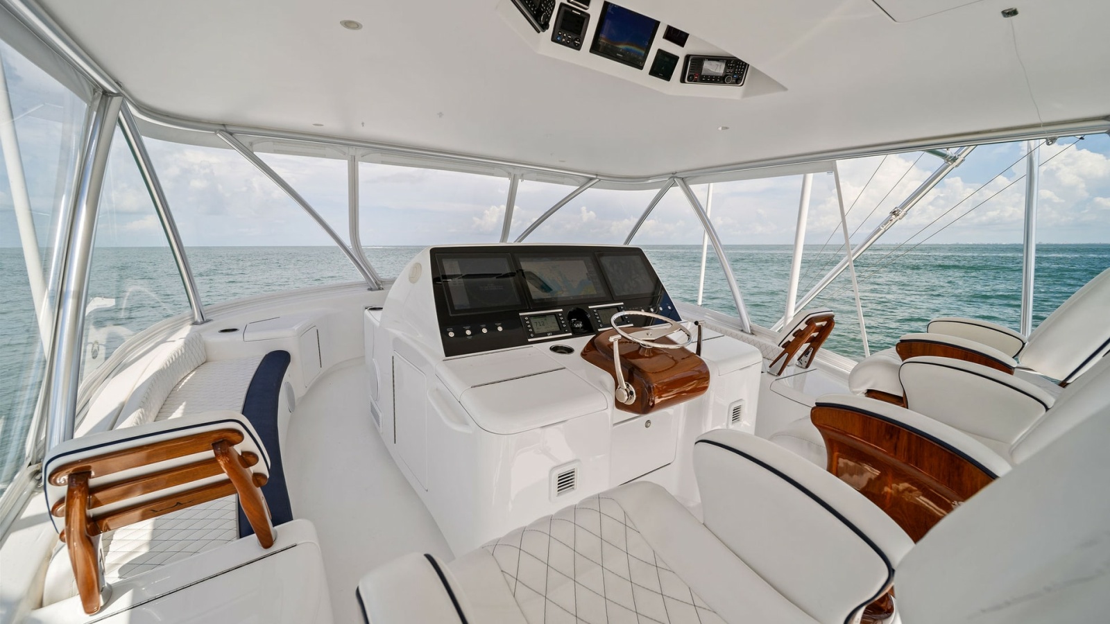 Flybridge Helm with Panoramic Views