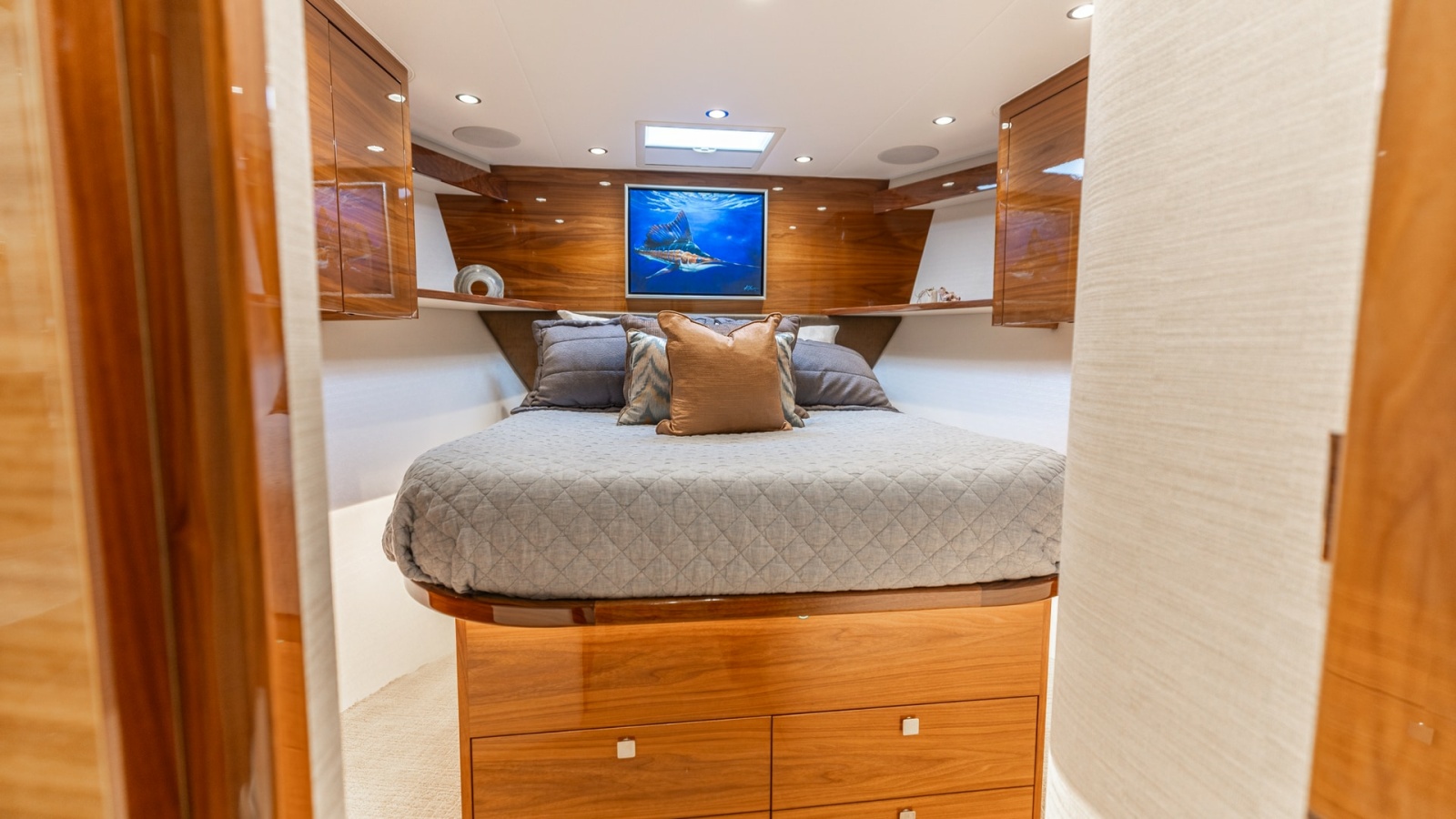 Luxurious Forward Stateroom