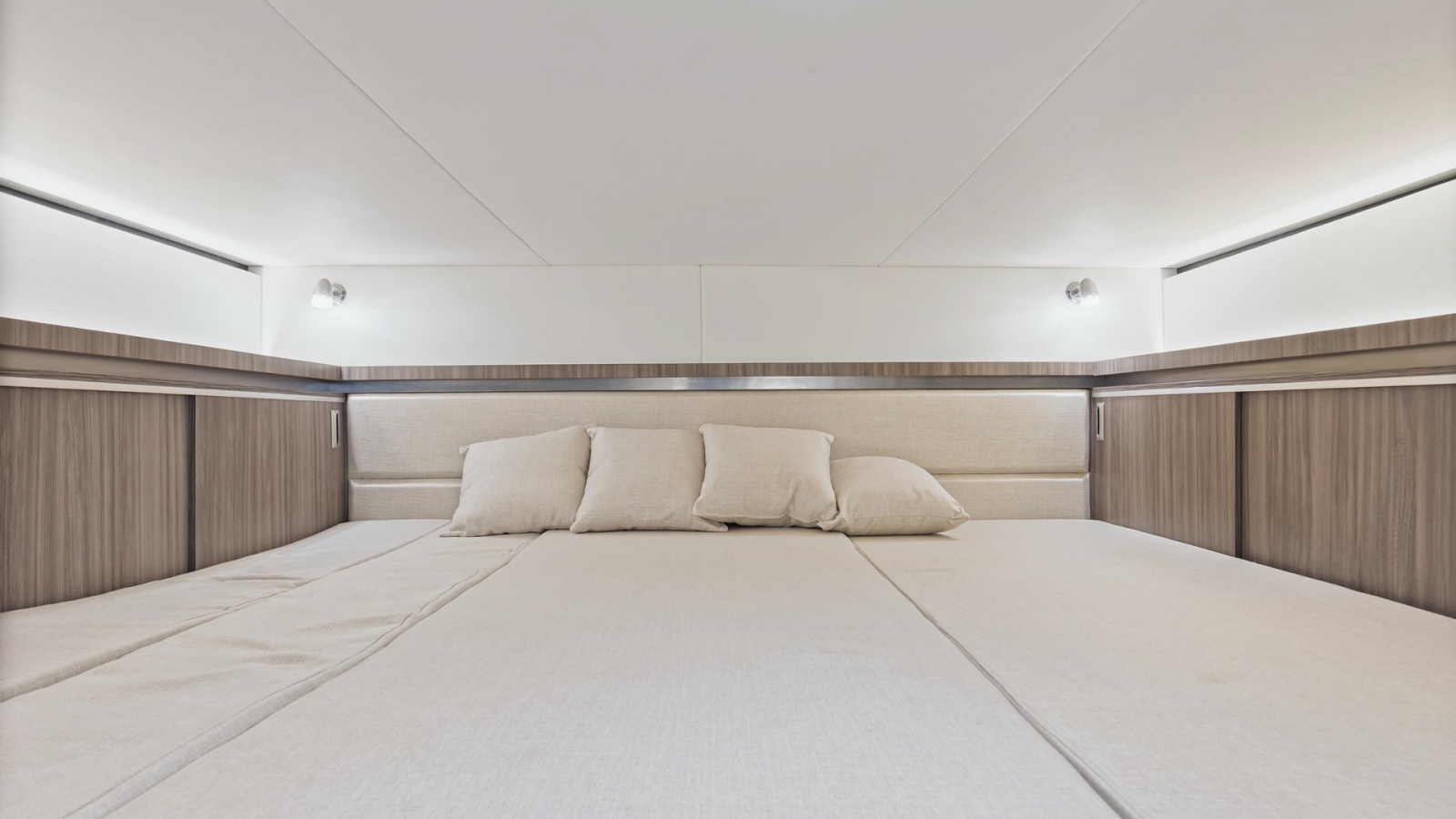 2022 32 Sea Ray 320 Sundancer OB Raya Sunshine Cabin (1)