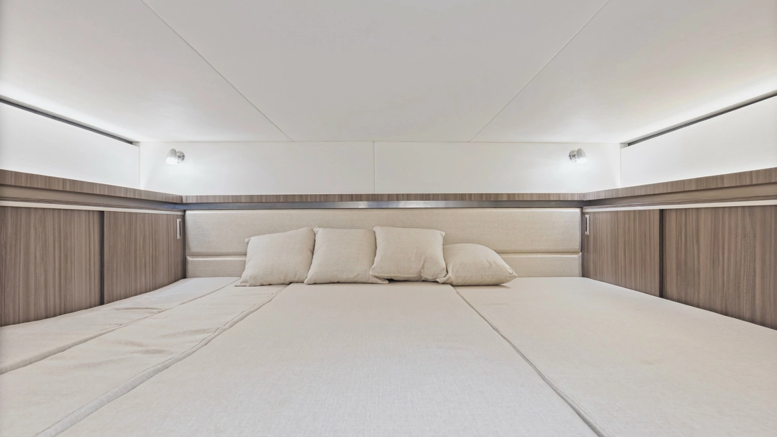 2022 32 Sea Ray 320 Sundancer OB Raya Sunshine Cabin (1)
