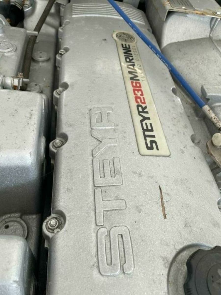 31' 1997 Custom 31 Center Console