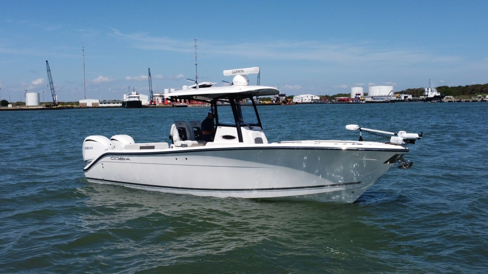 Cobia 280 Center Console Exterior