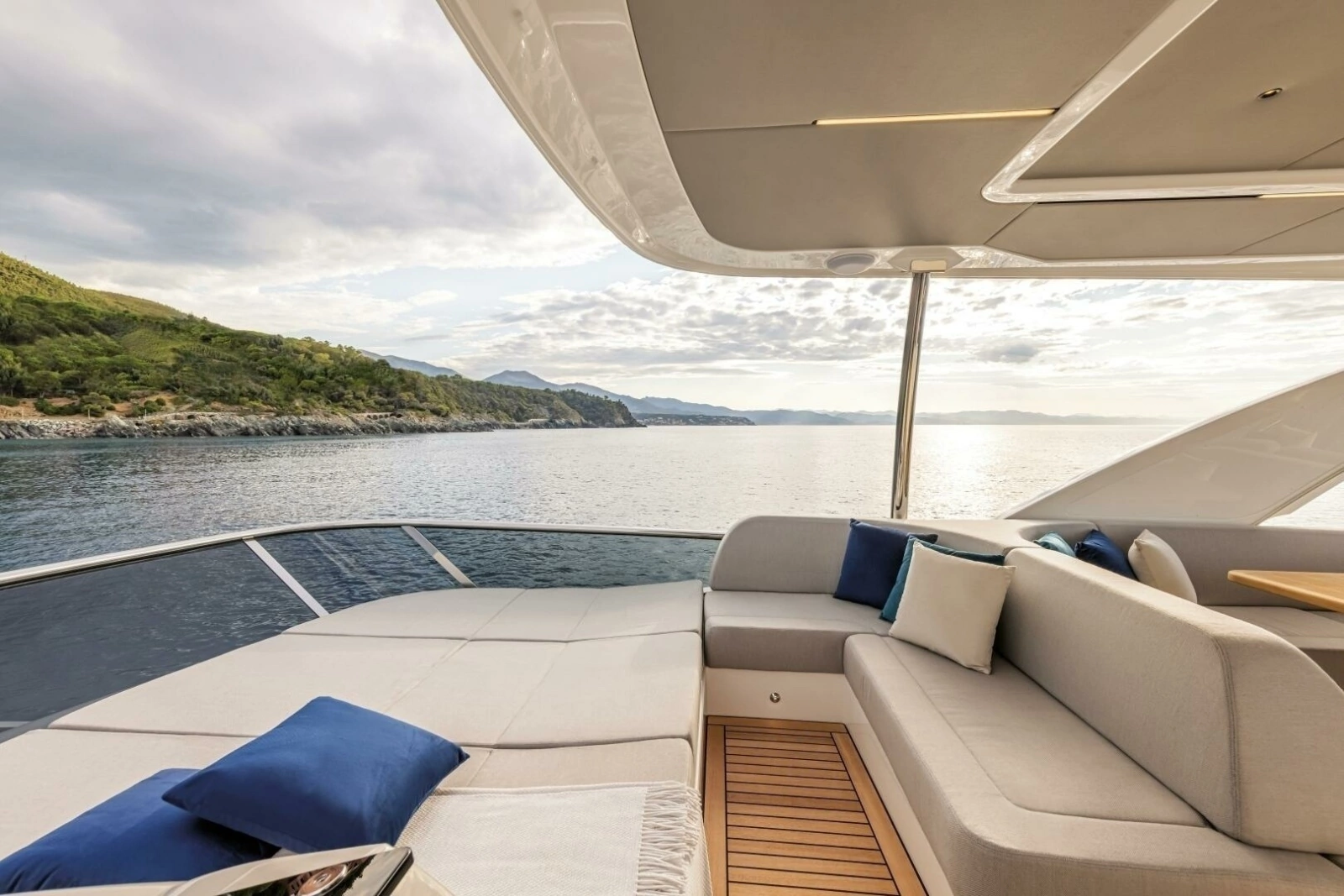 2027 60 Absolute Flybridge - Flybridge