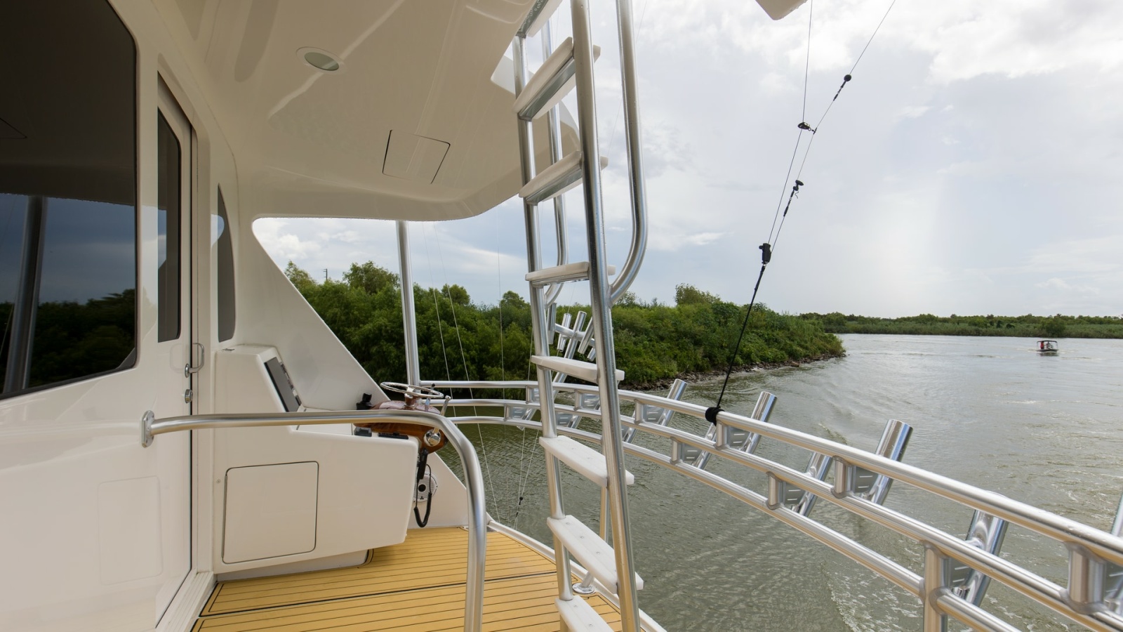 2017 72 Viking Enclosed Bridge Share-E Bridge Deck (4)