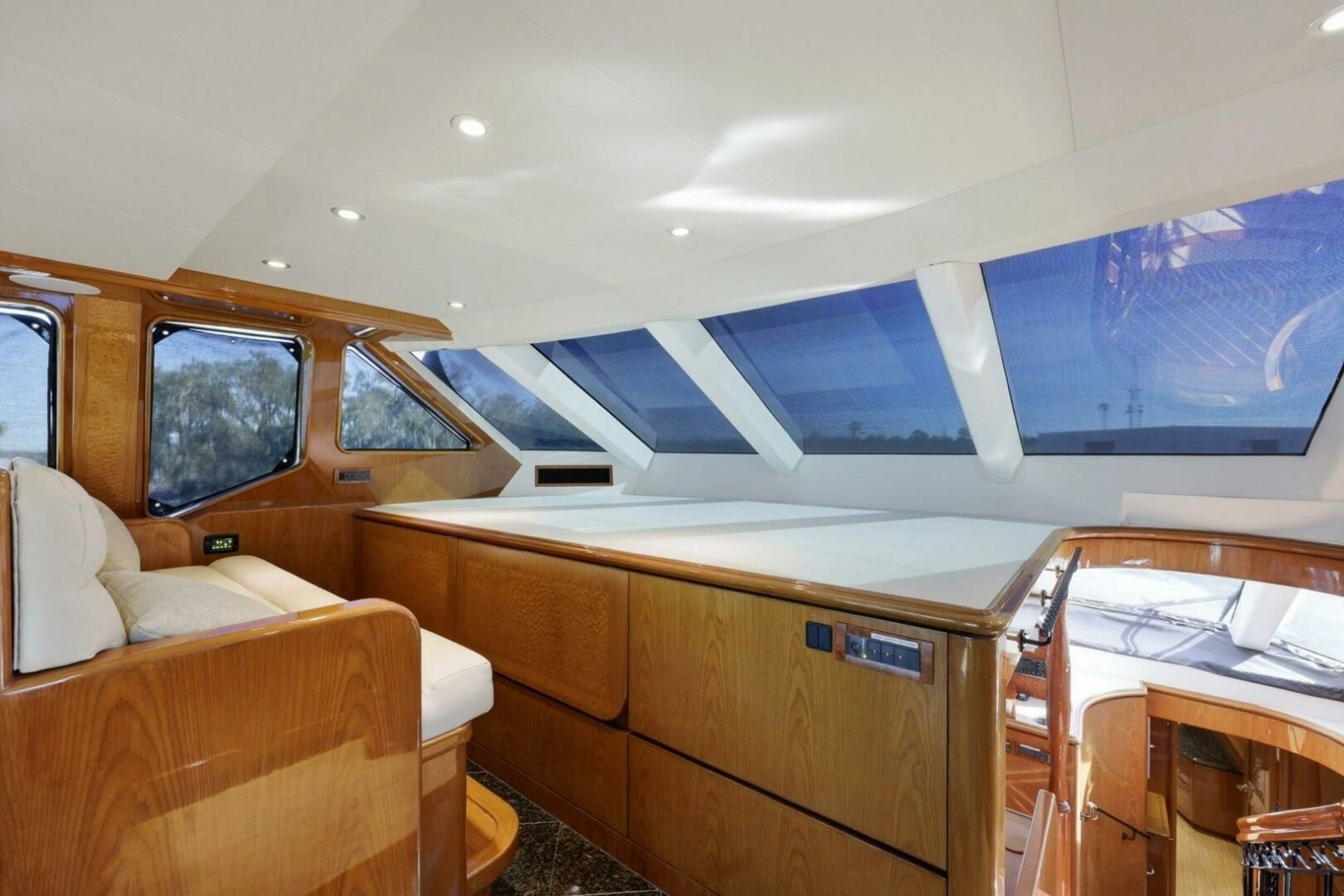 Cheoy Lee 95 FOOTLOOSE - Skybridge Helm