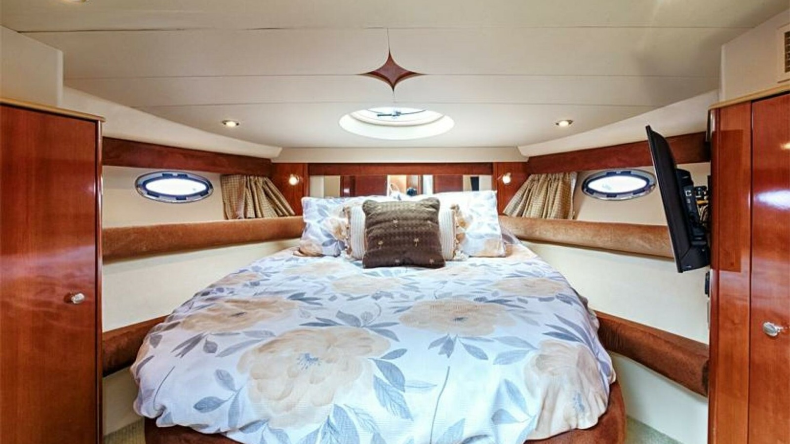 Luxurious Forward Stateroom with Skylight