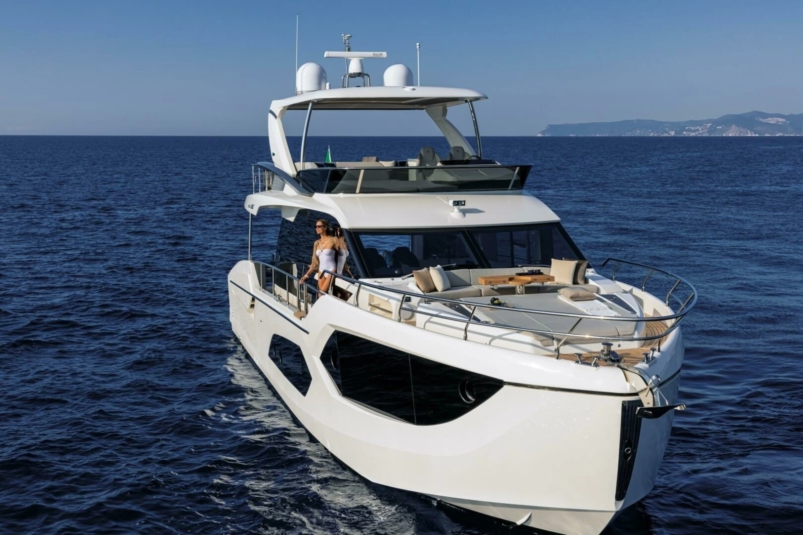 2027 60 Absolute Flybridge - Profile