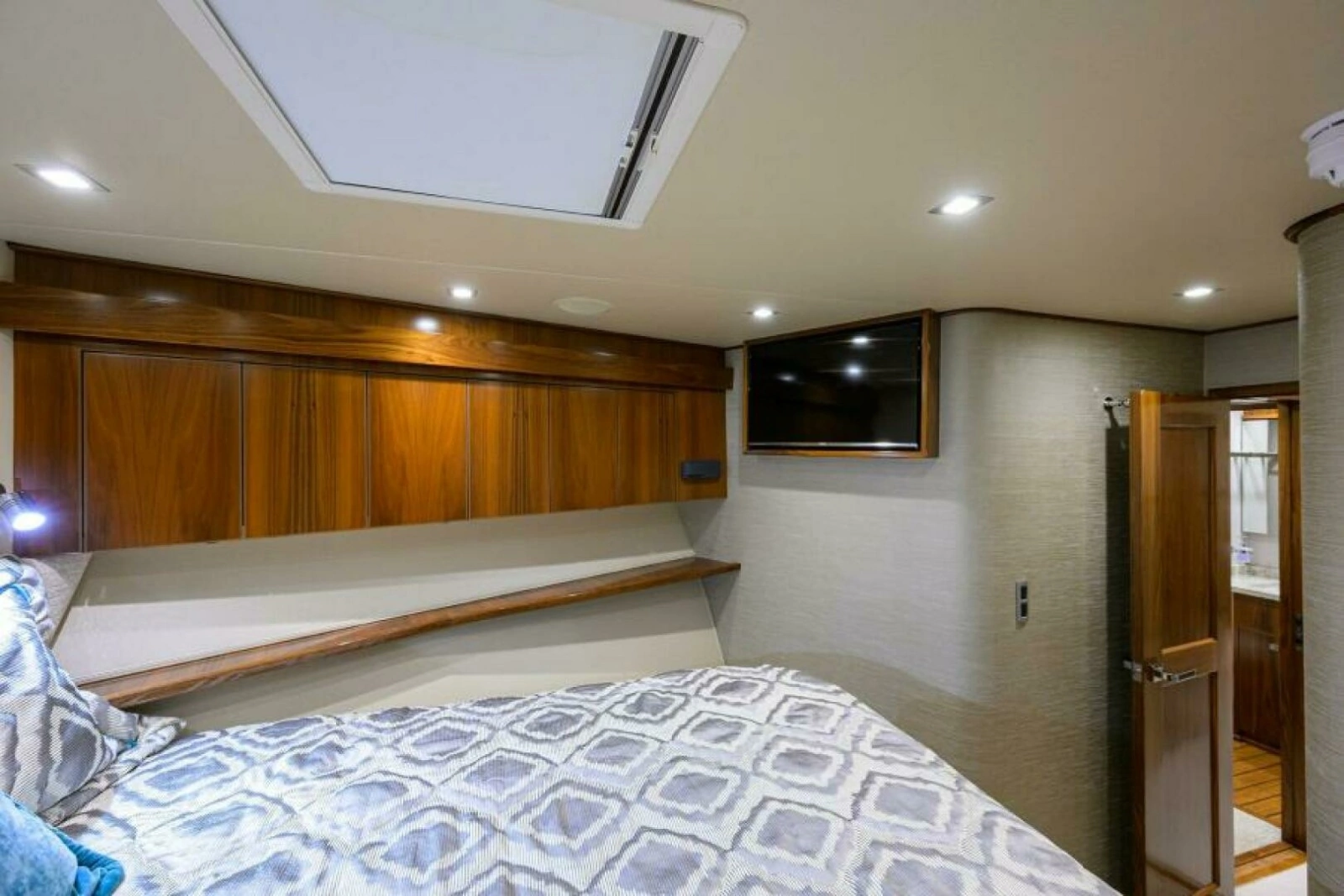Viking 80 - LAMPLIGHTER - Forward Stateroom