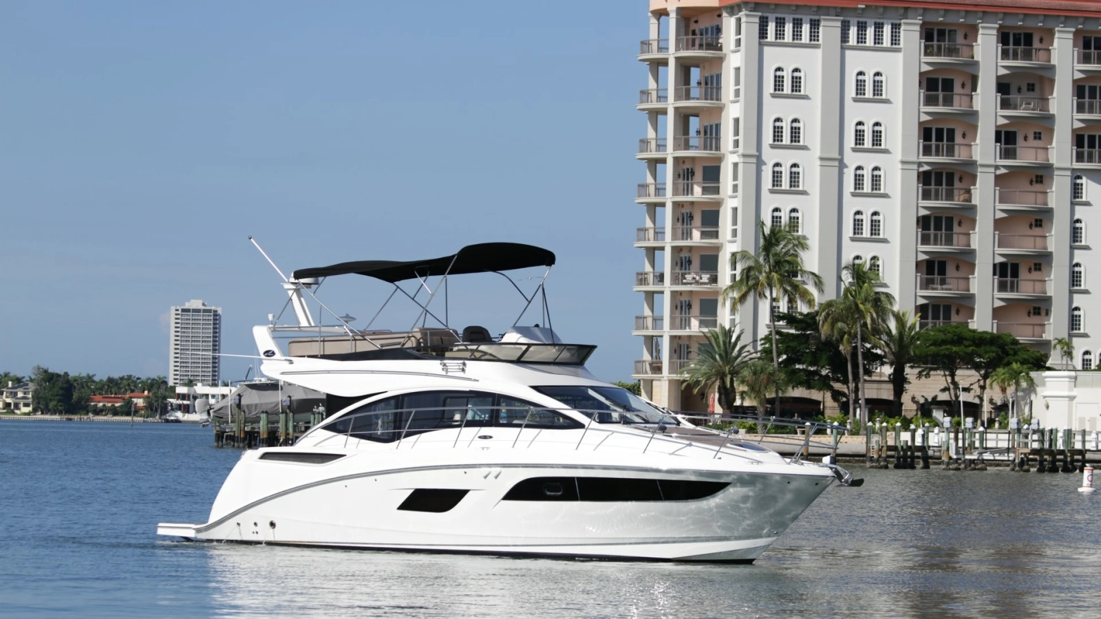 Starboard Profile with Flybridge View