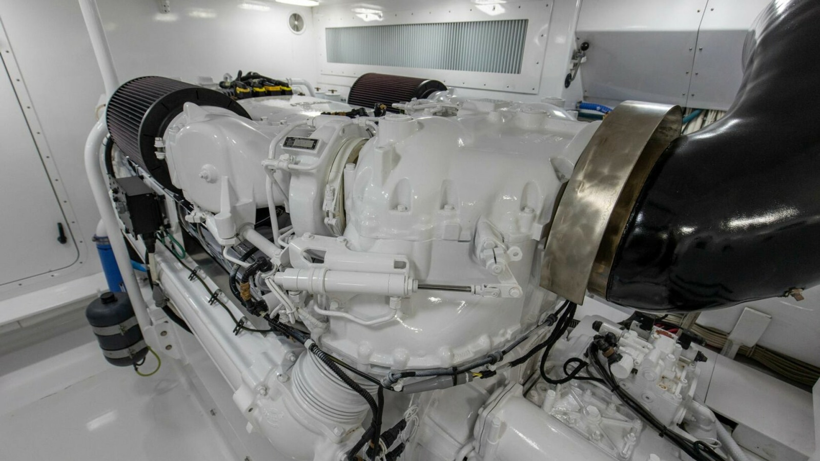 60_2827464_2005_76_whiticar_enclosed_bridge_badonkadonk_engine_room_6