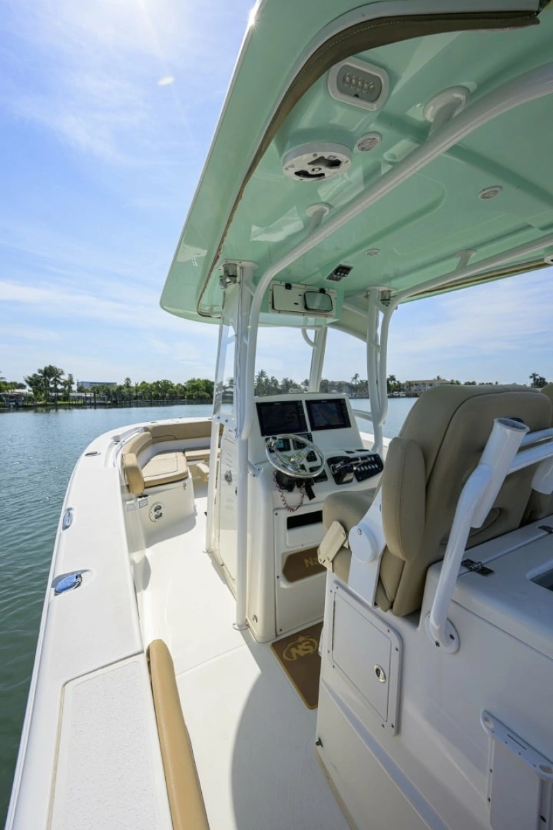 NauticStar 28 - Helm