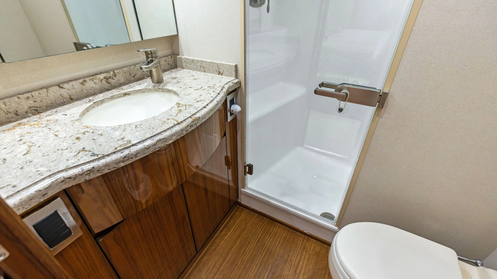Elegant En Suite Bathroom