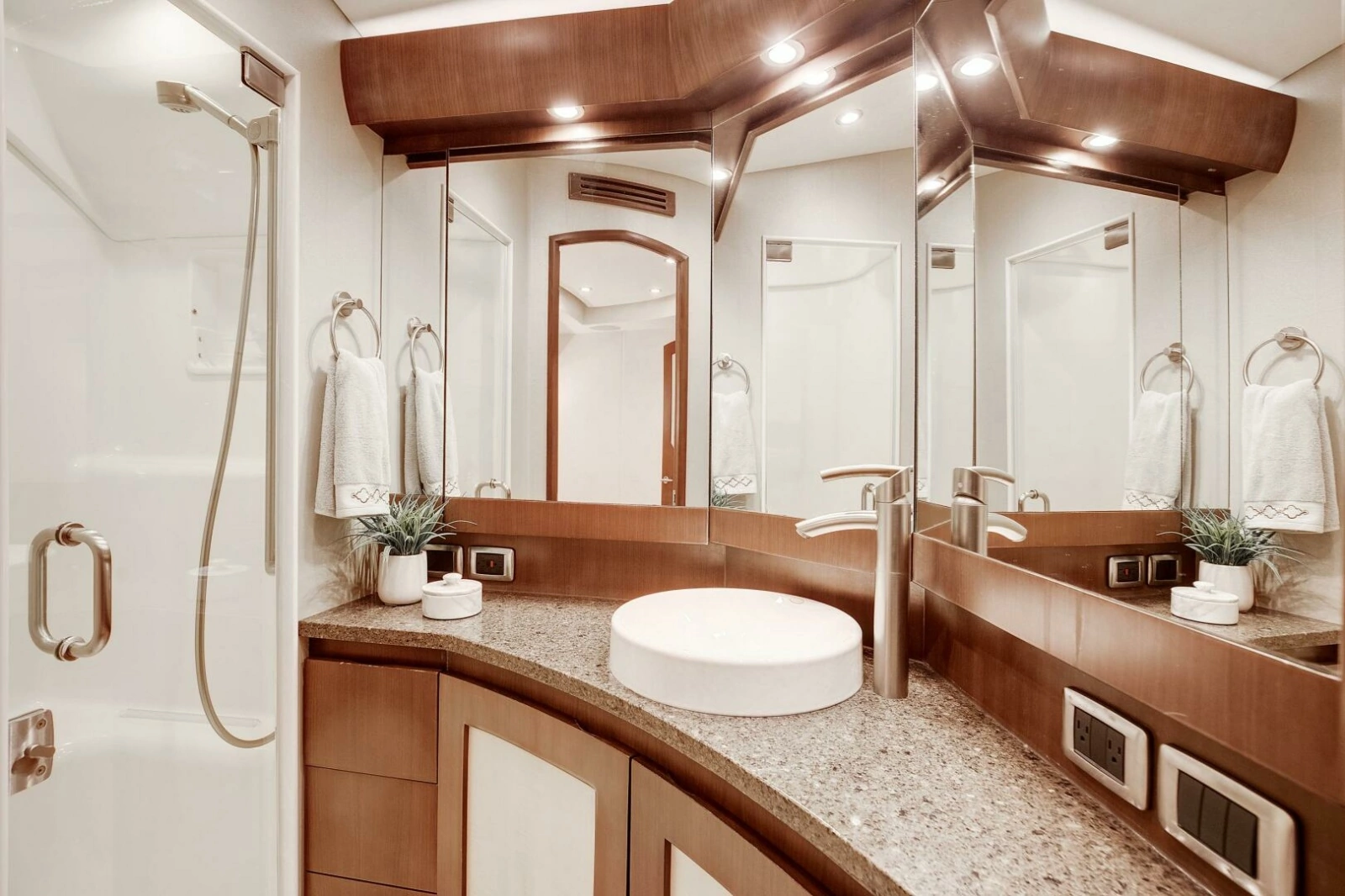 Ocean Yachts 64 - Love Boat -  Head