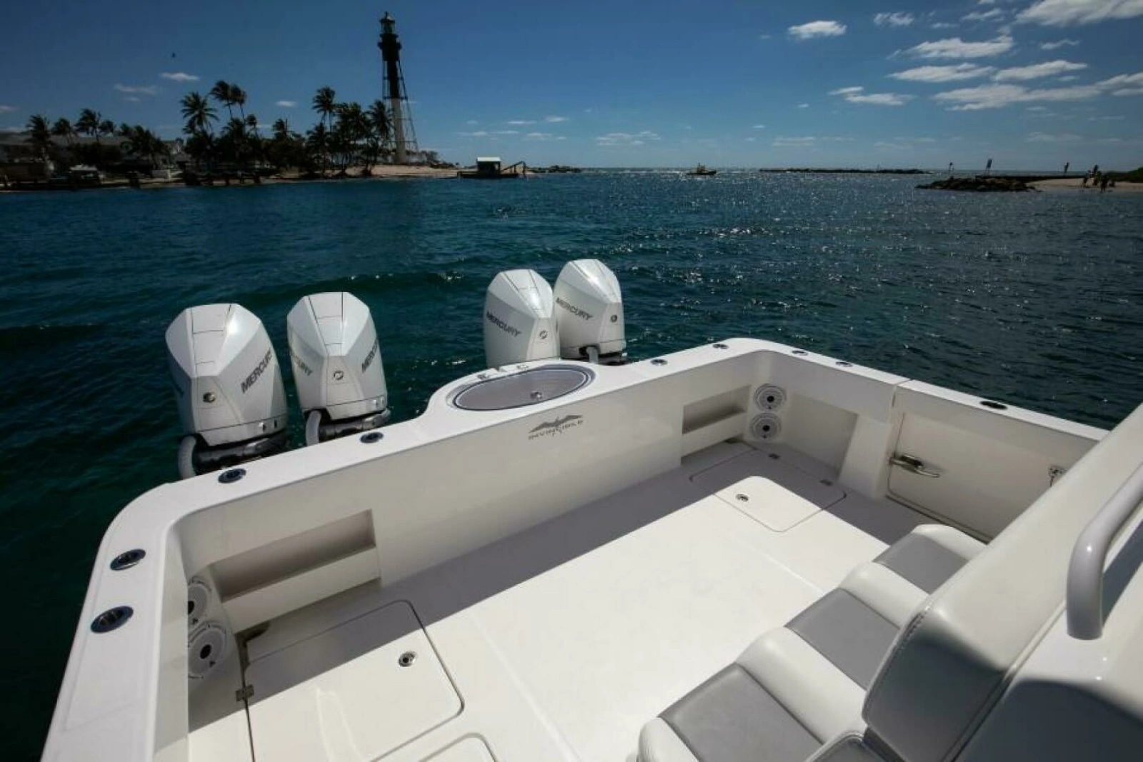 Invincible 35 Emanon - Exterior Cockpit