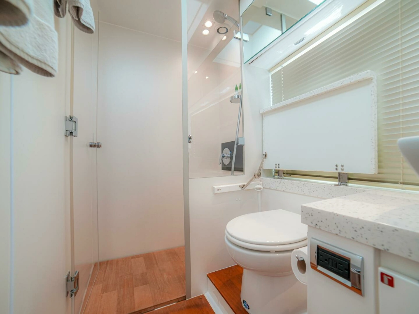 50  Fairline 2014 Cruiser "YOLO" - Head