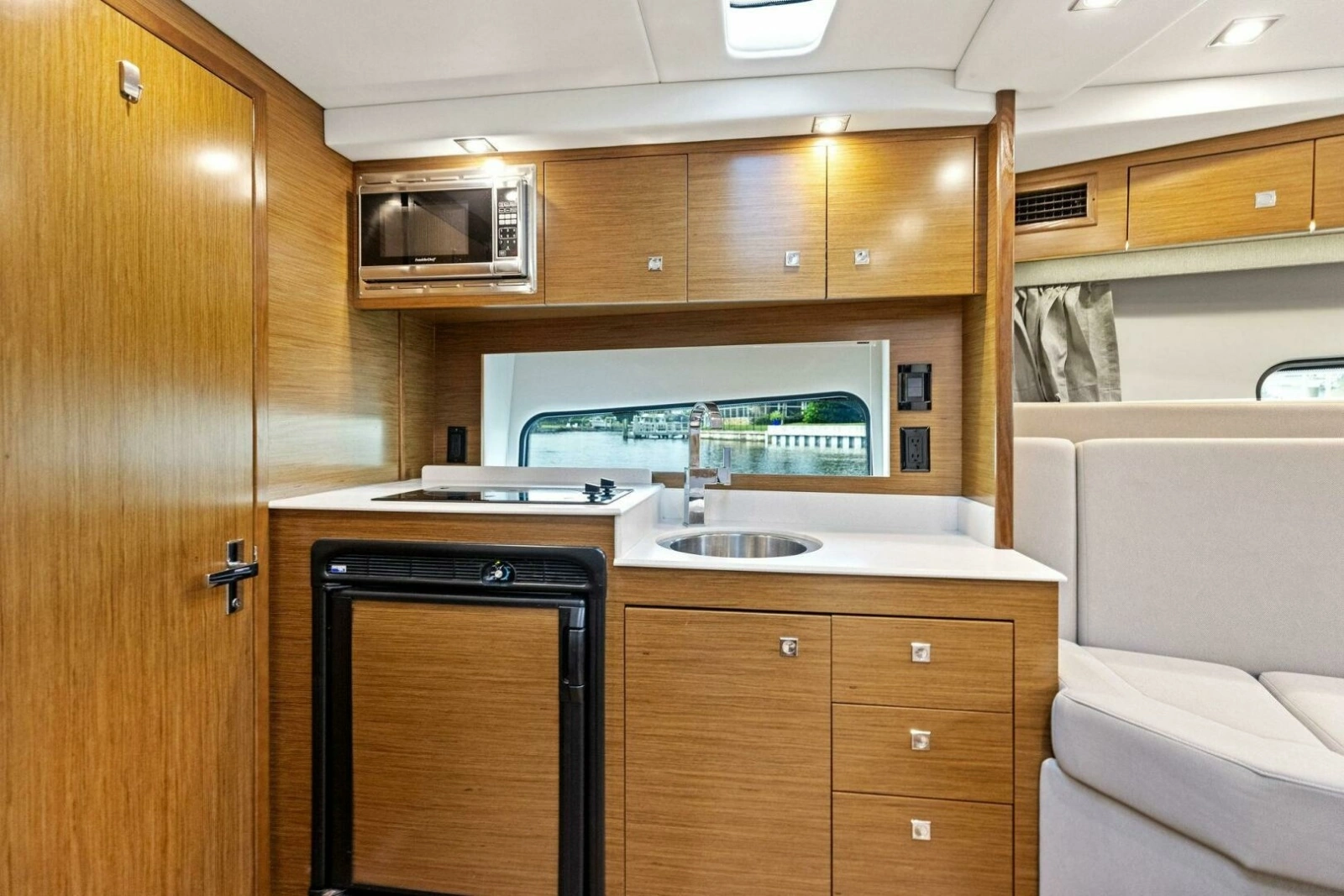 2015 Cruisers 390 EC 'Blue Runner'