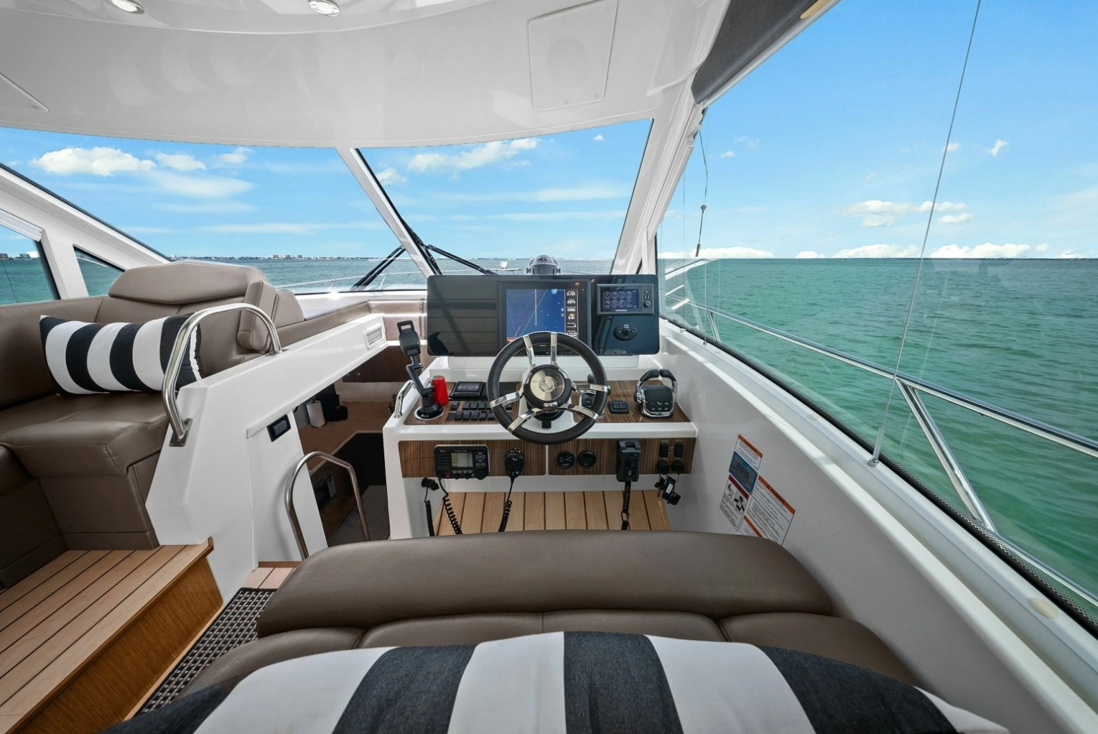 2014 Cruisers Yachts 48 Cantius