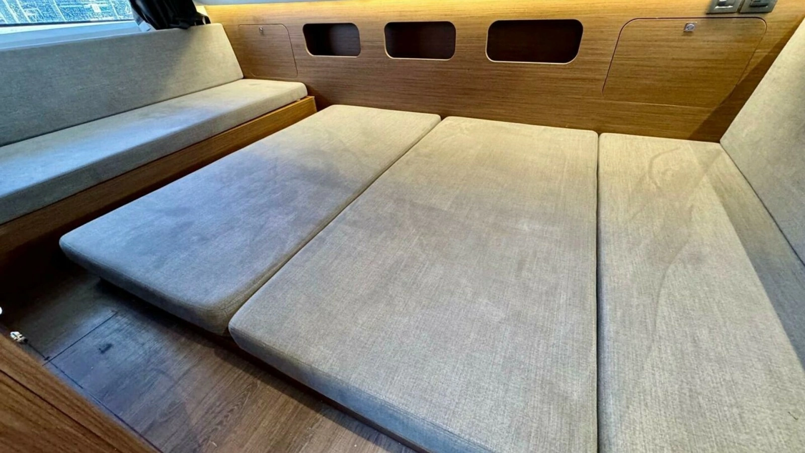 Convertible Cabin Lounge Area
