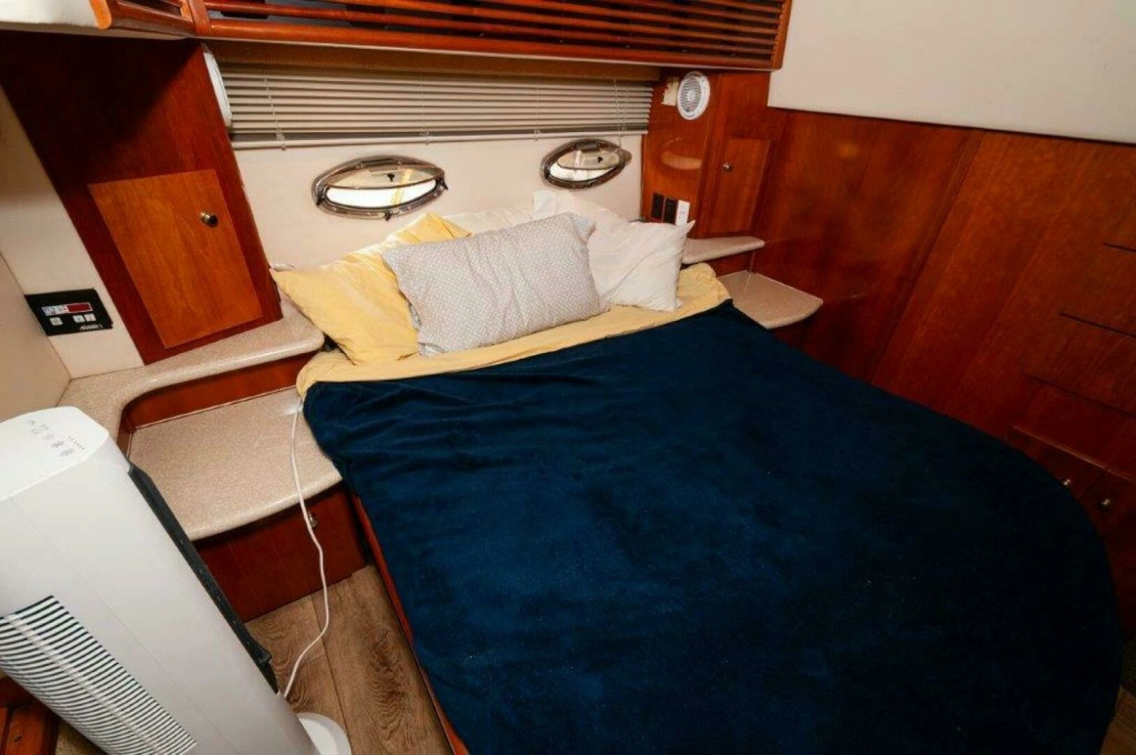 2002 Carver 444 Cockpit Motor Yacht photo 16