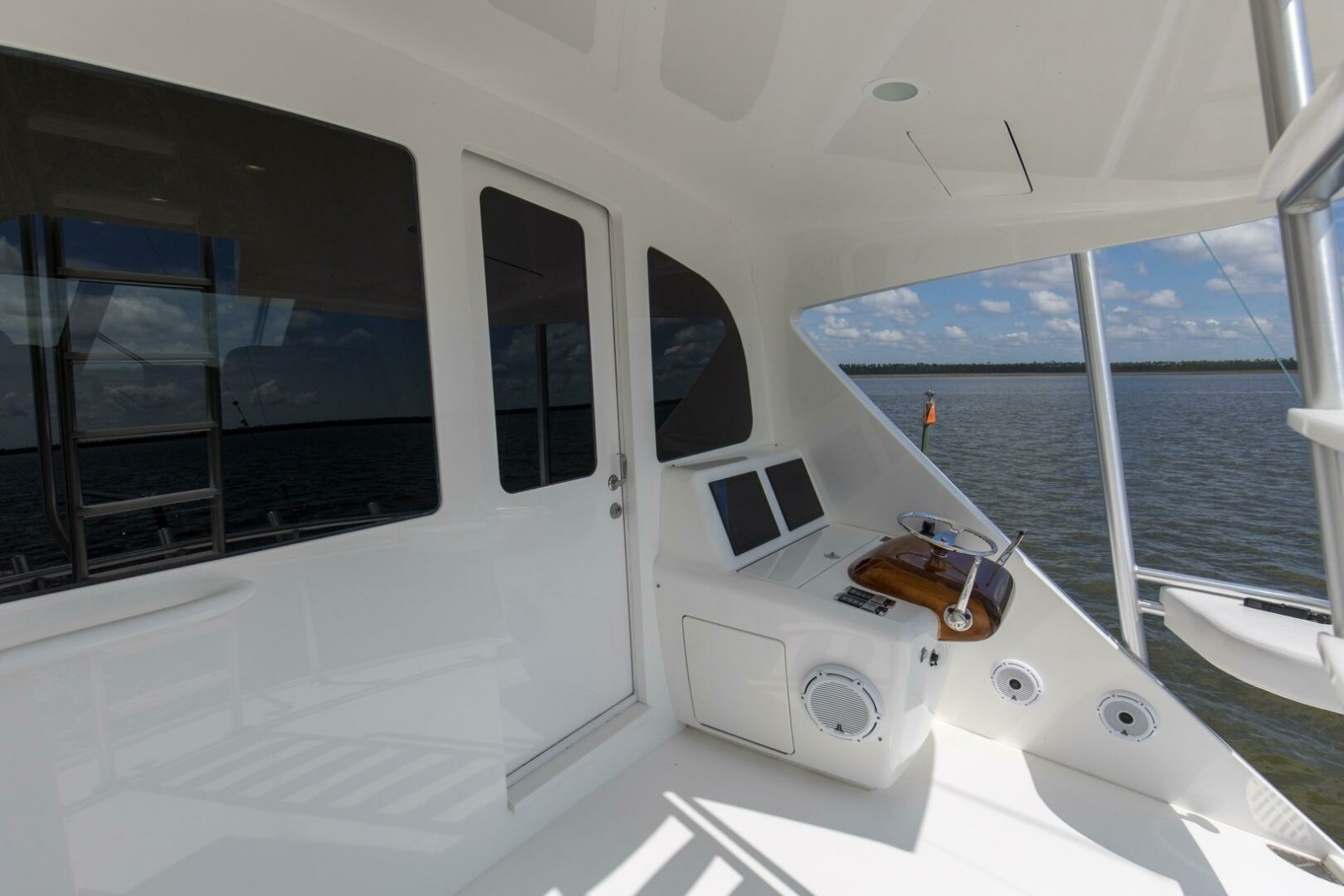 92' 2016 Viking 92 Enclosed Bridge
