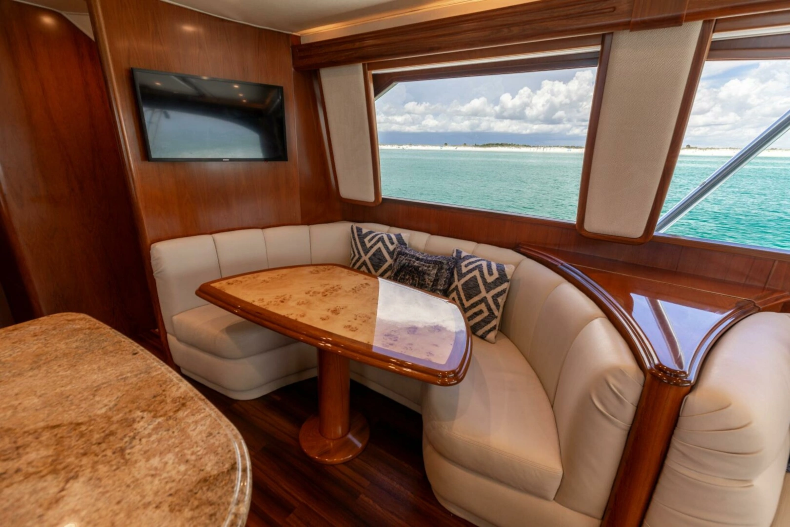 2015 Viking 70 Convertible  Dinette 