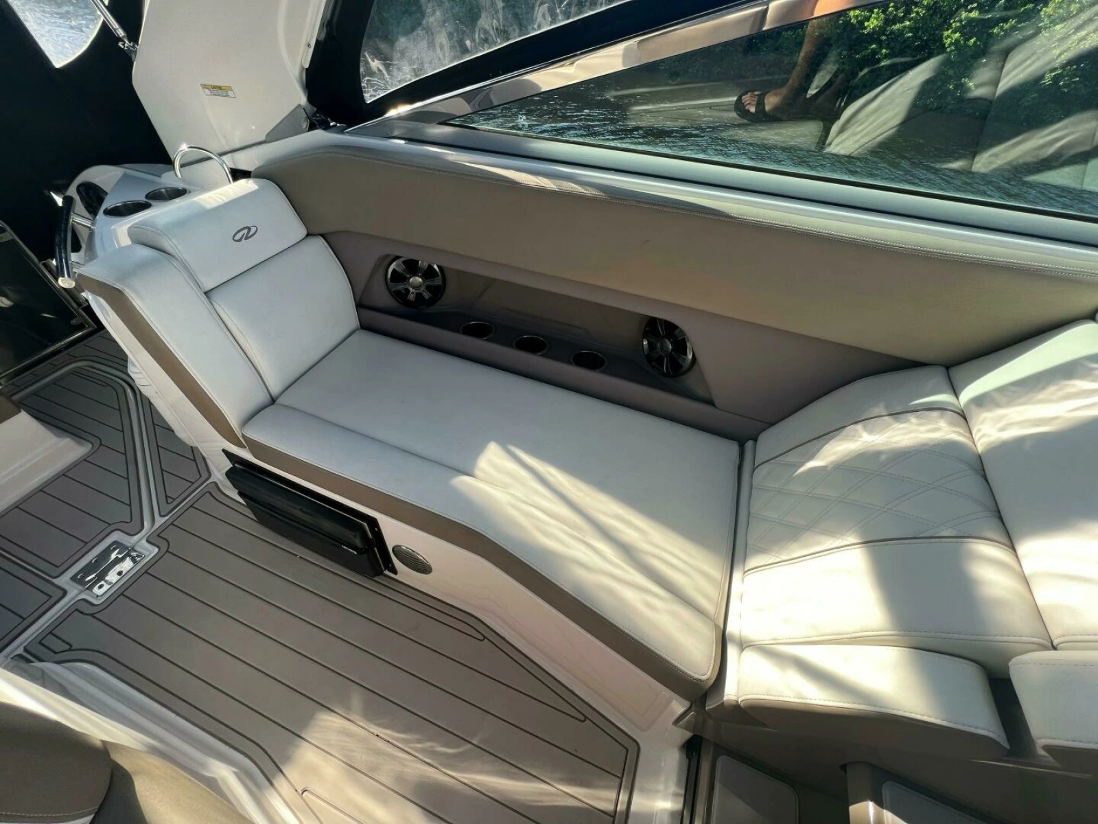 Regal 28 Express-Lounge