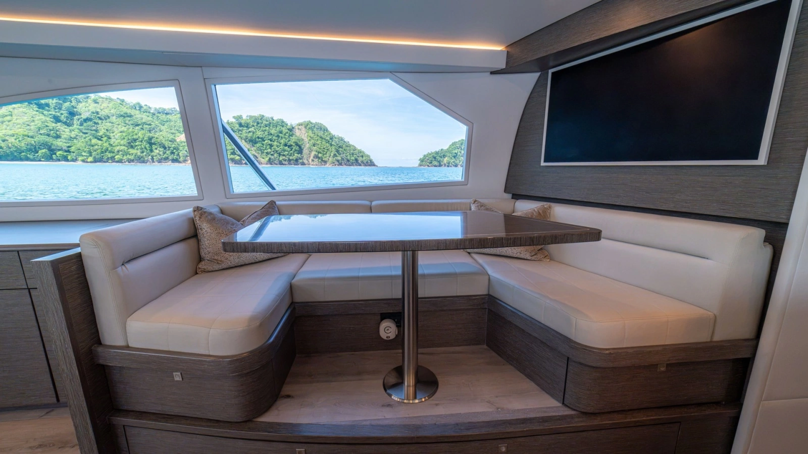 Salon Dinette with Panoramic Views