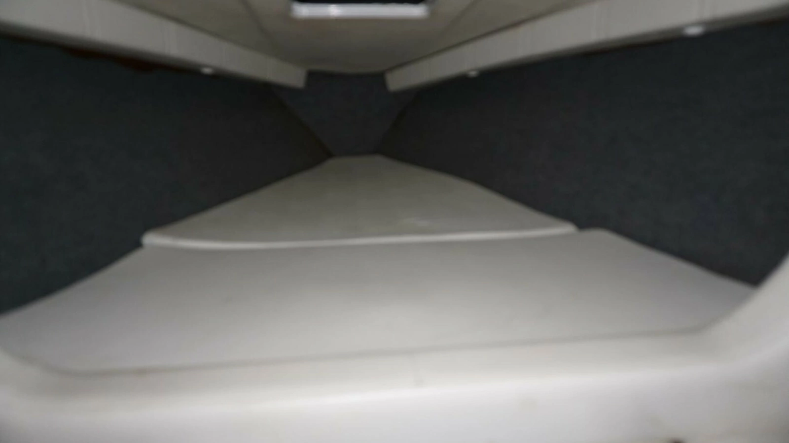 1998 32 Active Thunder 32 CC Ms. Rita V Berth (1)