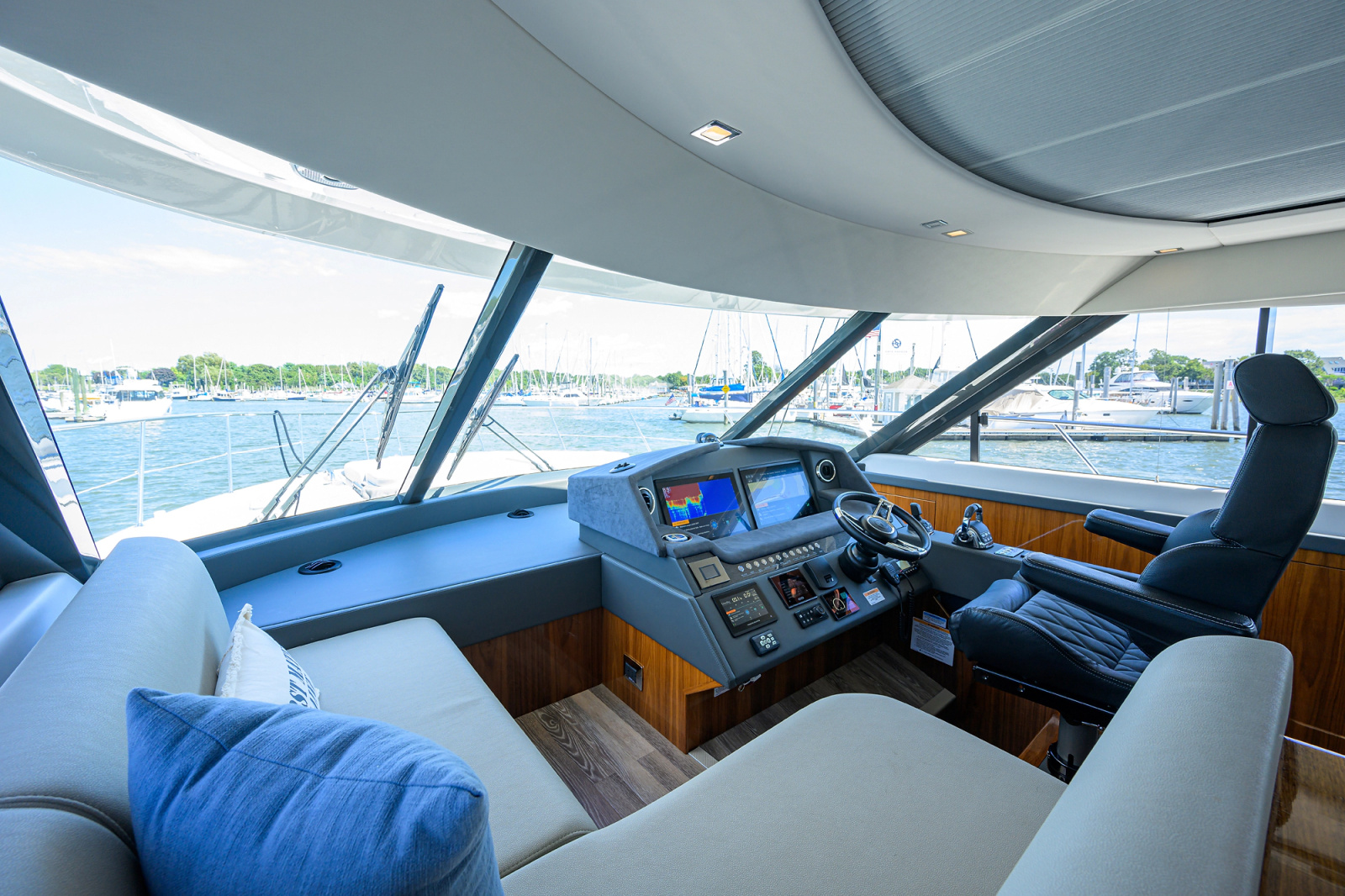 2023 Riviera 5400 Sport Yacht