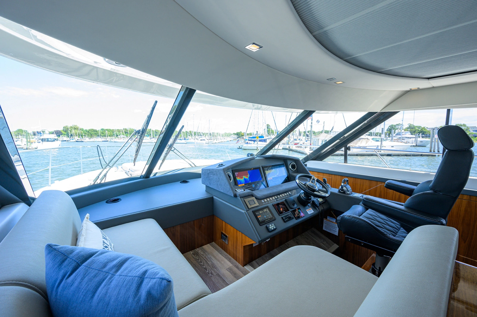 2023 Riviera 5400 Sport Yacht